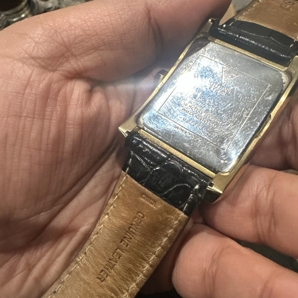 Working Vtg GUESS Mens Gold‎ ToneRectangle Oversize Black watch 37mm Fit 8.5in - Picture 8 of 10